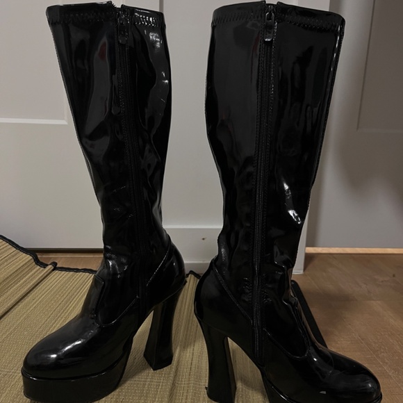 Patent Leather GoGo Platforom Boots - Picture 3 of 6